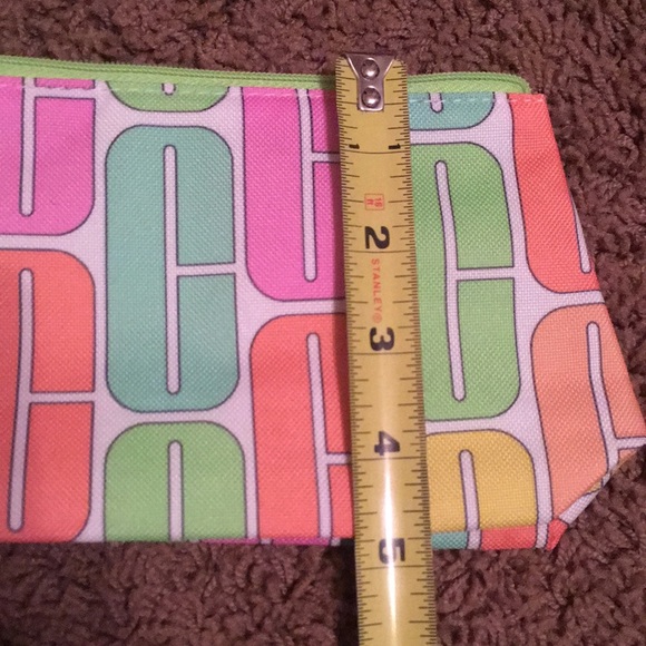 Clinique Signature Make-Up Bag - Picture 7 of 7